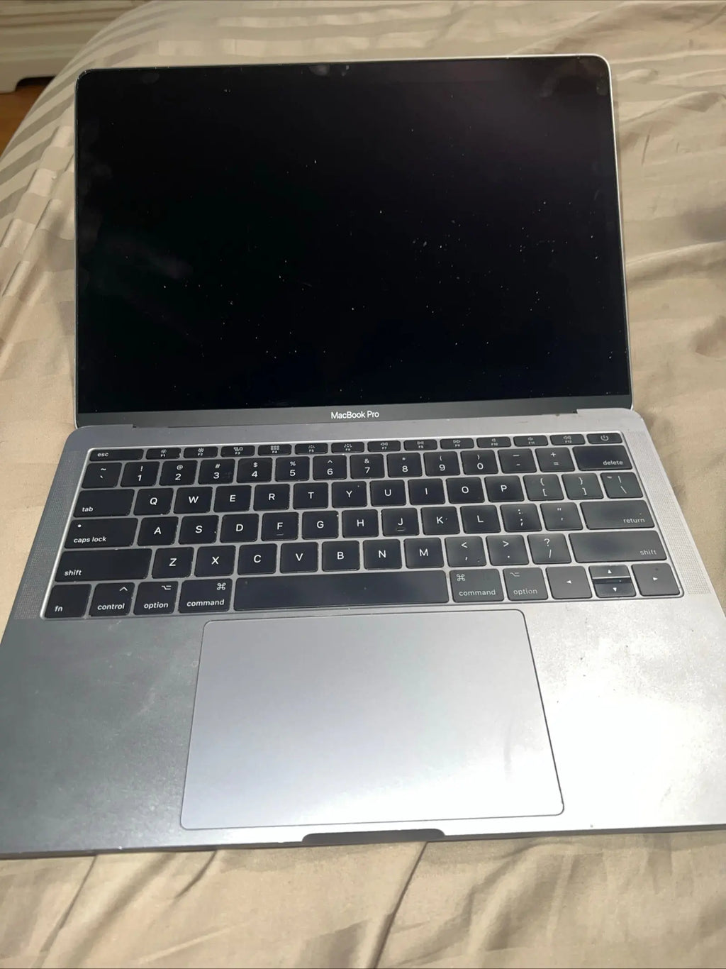 MacBook Pro 2017 I5 2.3ghz 8GBRAM 256GB HARD DRIVE 13 inch space gray excellent condition This and that must haves