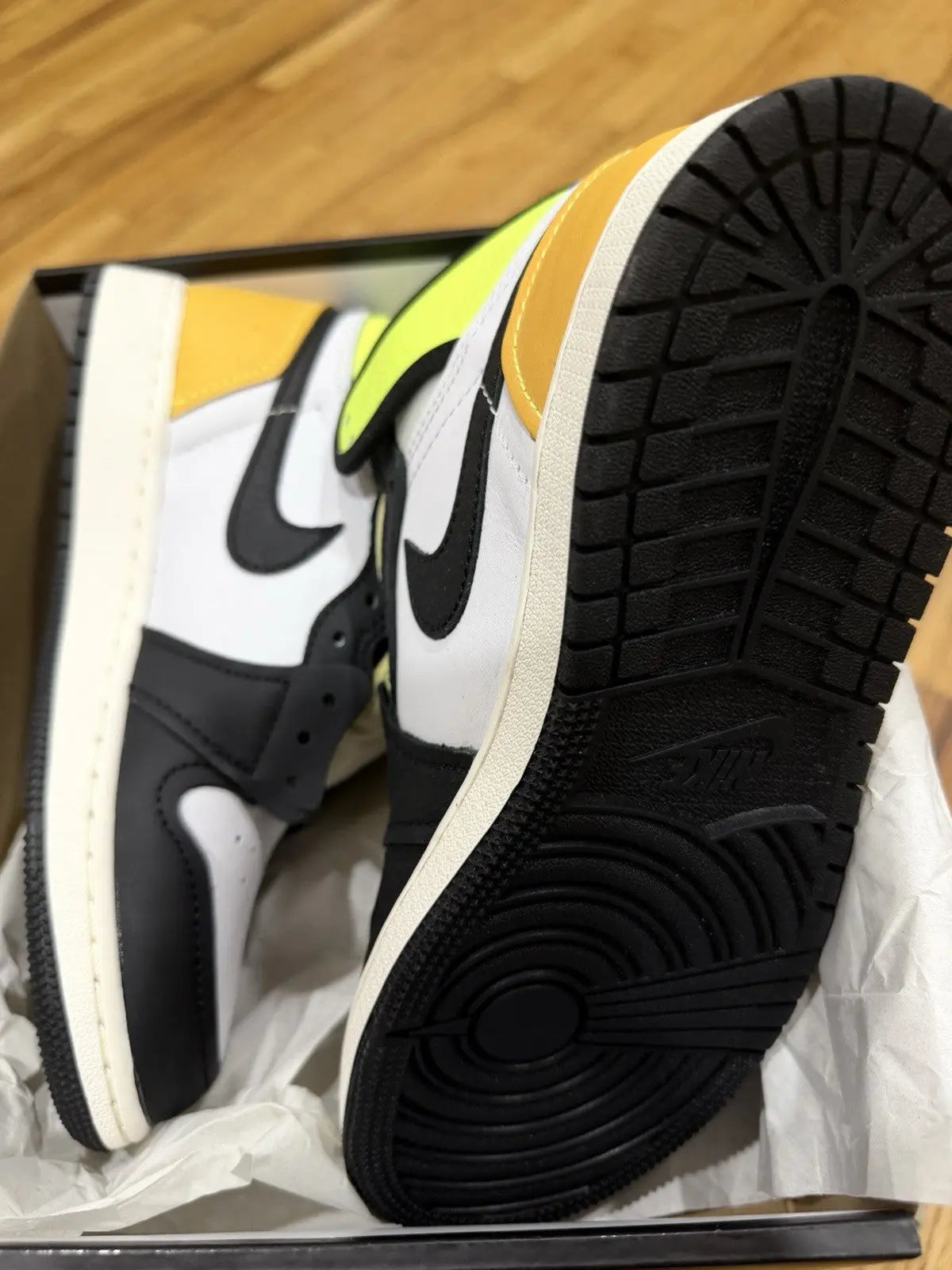 Air Jordan 1 Retro High OG Sneakers Volt Gold 555088-118 Size 4.5y Shoes