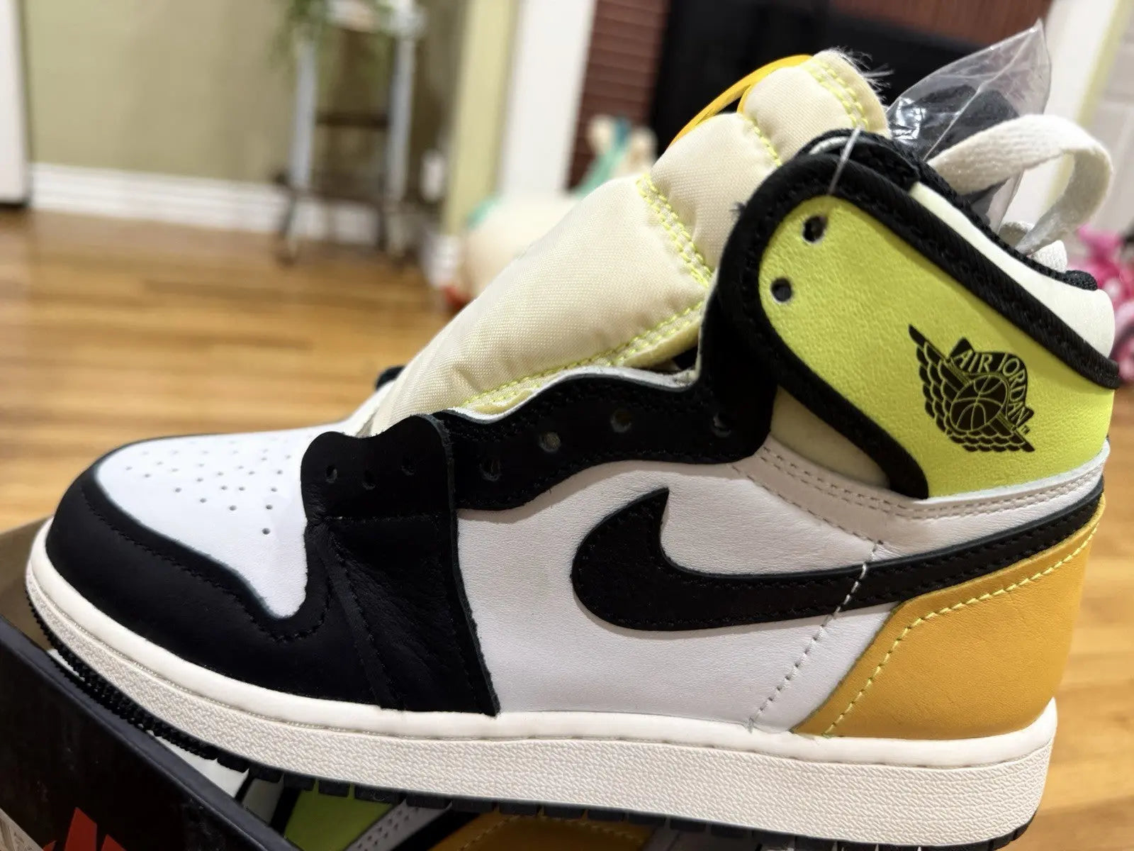 Air Jordan 1 Retro High OG Sneakers Volt Gold 555088-118 Size 4.5y Shoes