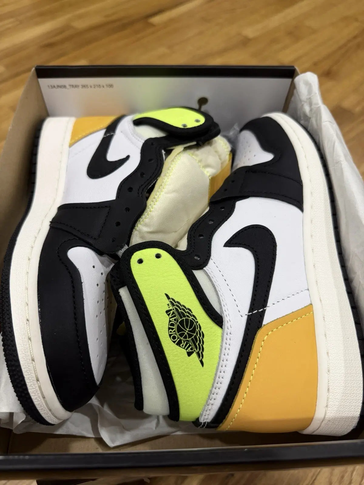 Air Jordan 1 Retro High OG Sneakers Volt Gold 555088-118 Size 4.5y Shoes