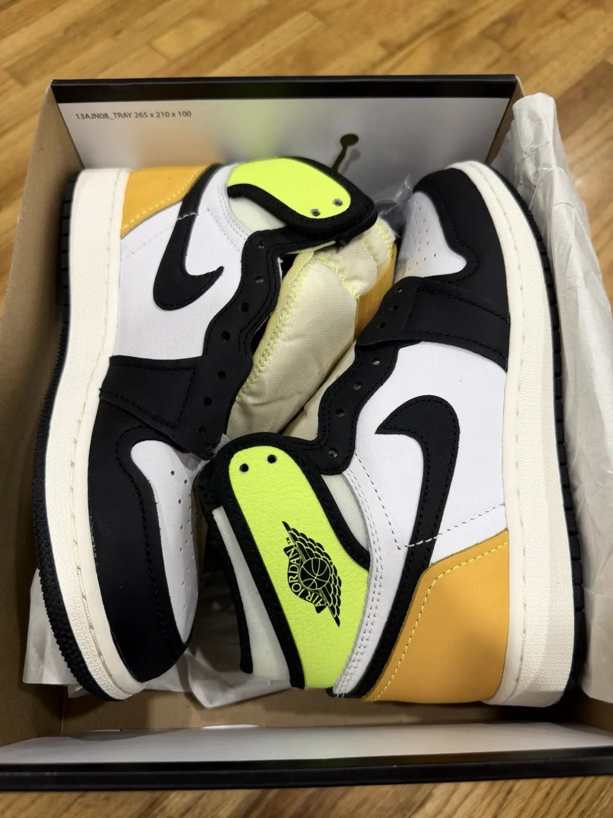 Air Jordan 1 Retro High OG Sneakers Volt Gold 555088-118 Size 4.5y Shoes