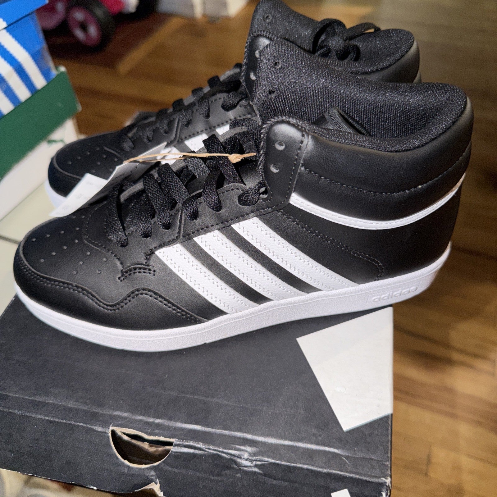 adidas Hoops Mid J Black White Size 5Y JI3477